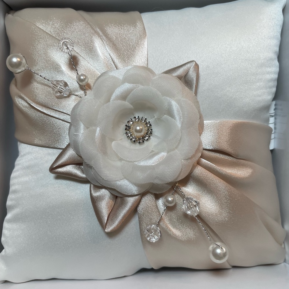 EUC Lillian Rose Ivory & Cream Ring Bearer Pillow w/ Gorgeous Decorative Accents
